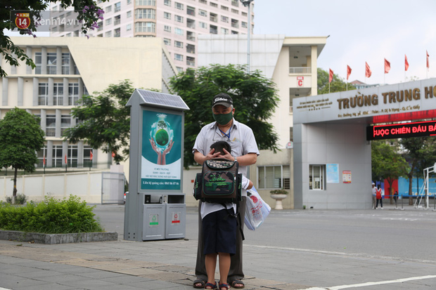 Chùm ảnh học sinh mầm non, Tiểu học mếu máo, nức nở ngày đầu trở lại trường: Cho con nghỉ thêm một hôm nữa thôi! - Ảnh 8. Chùm ảnh học sinh mầm non, Tiểu học mếu máo, nức nở ngày đầu trở lại trường: Cho con nghỉ thêm một hôm nữa thôi! - Ảnh 8.