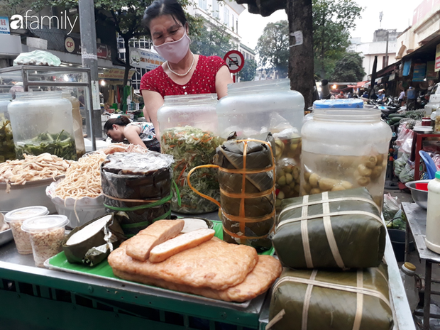 Giá thịt lợn vẫn ở mức cao khiến giá giò chả tại các chợ cũng nhảy múa liên tục, chả mỡ từ 110 nghìn đồng/kg tăng lên đến 160 nghìn đồng/kg - Ảnh 1. Giá thịt lợn vẫn ở mức cao khiến giá giò chả tại các chợ cũng nhảy múa liên tục, chả mỡ từ 110 nghìn đồng/kg tăng lên đến 160 nghìn đồng/kg - Ảnh 1.