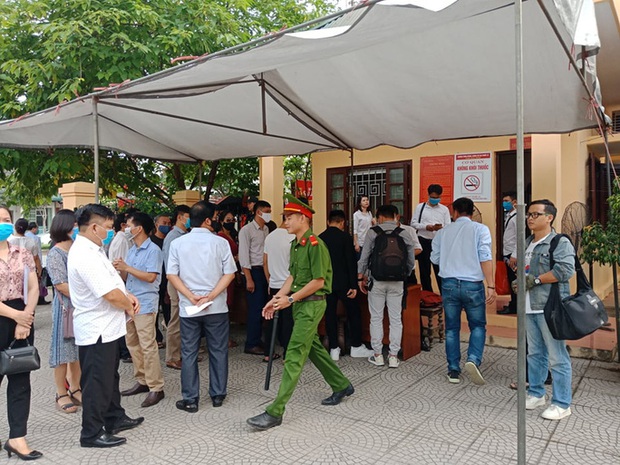 15 bị cáo hầu tòa xét xử vụ gian lận điểm thi THPT tại Hòa Bình - Ảnh 2. 15 bị cáo hầu tòa xét xử vụ gian lận điểm thi THPT tại Hòa Bình - Ảnh 2.