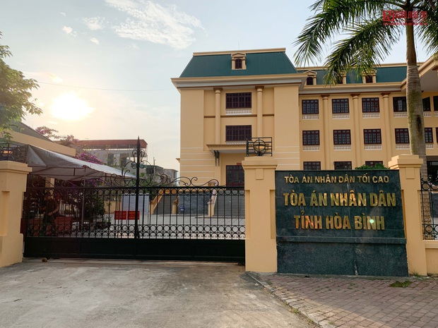 Những hình ảnh đầu tiên trong phiên xét xử gian lận thi cử tại Hòa Bình - Ảnh 1. Những hình ảnh đầu tiên trong phiên xét xử gian lận thi cử tại Hòa Bình - Ảnh 1.