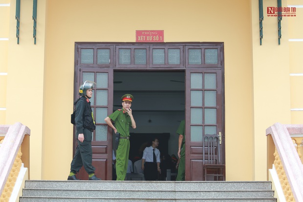 Những hình ảnh đầu tiên trong phiên xét xử gian lận thi cử tại Hòa Bình - Ảnh 11. Những hình ảnh đầu tiên trong phiên xét xử gian lận thi cử tại Hòa Bình - Ảnh 11.