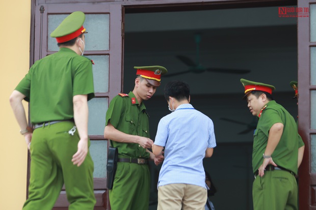 Những hình ảnh đầu tiên trong phiên xét xử gian lận thi cử tại Hòa Bình - Ảnh 12. Những hình ảnh đầu tiên trong phiên xét xử gian lận thi cử tại Hòa Bình - Ảnh 12.