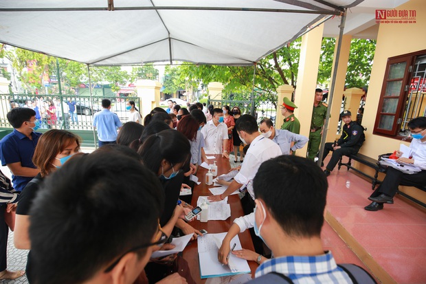 Những hình ảnh đầu tiên trong phiên xét xử gian lận thi cử tại Hòa Bình - Ảnh 3. Những hình ảnh đầu tiên trong phiên xét xử gian lận thi cử tại Hòa Bình - Ảnh 3.