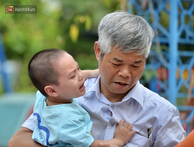 Chùm ảnh học sinh mầm non, Tiểu học mếu máo, nức nở ngày đầu trở lại trường: Cho con nghỉ thêm một hôm nữa thôi! - Ảnh 7. Chùm ảnh học sinh mầm non, Tiểu học mếu máo, nức nở ngày đầu trở lại trường: Cho con nghỉ thêm một hôm nữa thôi! - Ảnh 7.