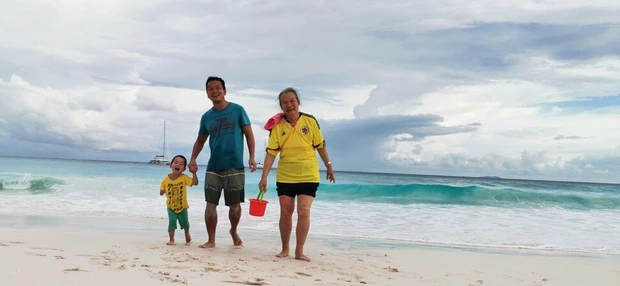 Mắc kẹt ở thiên đường biển đảo giữa lệnh phong tỏa, gia đình bỗng trở thành travel blogger bất đắc dĩ và thu hút hàng trăm triệu lượt xem trên MXH - Ảnh 1.