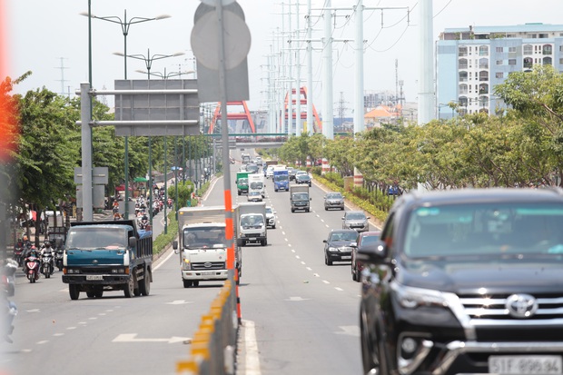 TP. HCM còn nắng nóng oi bức thêm vài ngày nữa rồi chuyển mưa, cảnh báo tia UV ở mức gây hại cho cơ thể - Ảnh 1.