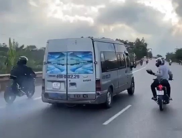 Triệu tập nhóm “phượt thủ” tấn công xe khách trên QL20 - Ảnh 2.