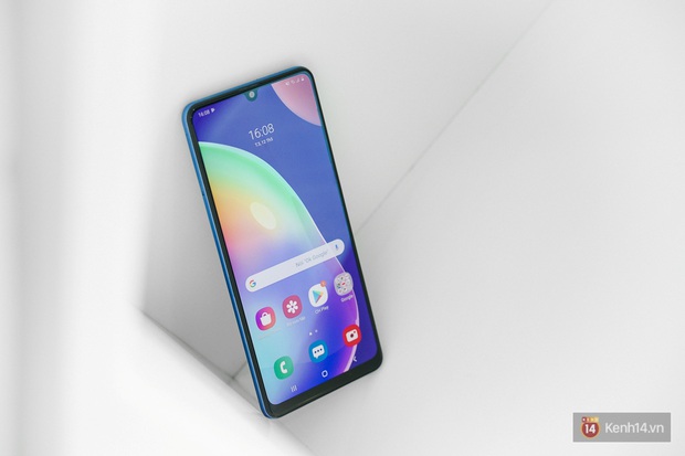 Trên tay Galaxy A31: Nâng cấp toàn diện, cái gì cũng “số má” hơn mà giá thì gần y như cũ - Ảnh 1.