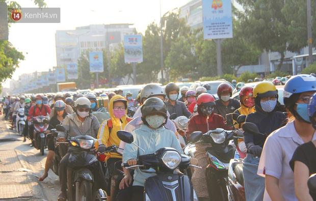 Các tuyến đường ở Sài Gòn tái diễn cảnh kẹt xe nghiêm trọng, người dân vật vã tìm cách về nhà giờ tan tầm - Ảnh 2.