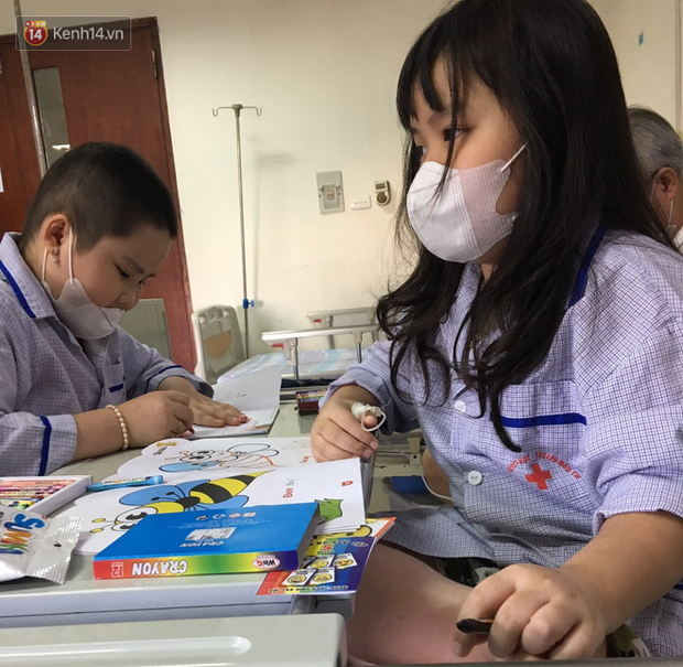 Bé gái 8 tuổi bị ung thư máu buộc phải ghép tuỷ: “Con ước đây chỉ là giấc mơ thôi mẹ, tỉnh dậy con sẽ khỏe mạnh như trước” - Ảnh 4. Bé gái 8 tuổi bị ung thư máu buộc phải ghép tuỷ: “Con ước đây chỉ là giấc mơ thôi mẹ, tỉnh dậy con sẽ khỏe mạnh như trước” - Ảnh 4.