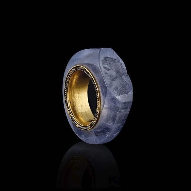 Bí ẩn gương mặt người phụ nữ đẹp tuyệt trần khắc trên chiếc nhẫn Sapphire 2.000 năm tuổi của vị hoàng đế La Mã ham mê sắc dục - Ảnh 2.