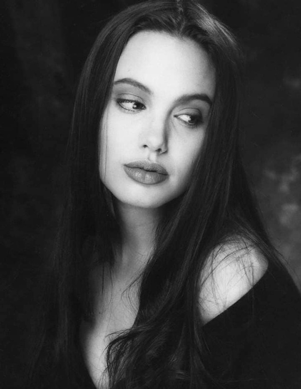 Loạt ảnh thời bé đến thiếu nữ của Angelina Jolie gây sốt trở lại, nhan sắc của đại mỹ nhân Hollywood trong quá khứ có gì mà hot vậy? - Ảnh 8.