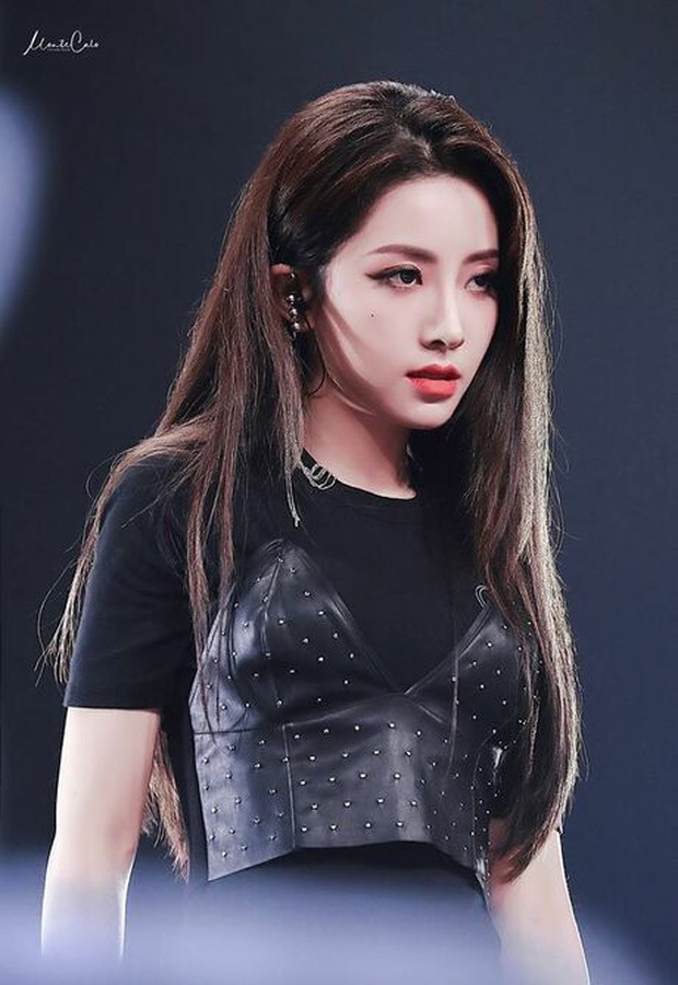 “Viên ngọc quý” của Lisa khoe tài lẻ với ca khúc tự sáng tác: người khen hay muốn “xỉu”, kẻ kêu cứu vì dáng ngồi... nam tử hán - Ảnh 3. “Viên ngọc quý” của Lisa khoe tài lẻ với ca khúc tự sáng tác: người khen hay muốn “xỉu”, kẻ kêu cứu vì dáng ngồi... nam tử hán - Ảnh 3.