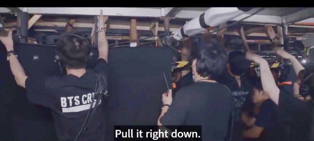 Sợ sập sân khấu, staff của BTS không quản nguy hiểm dùng tay để chống đỡ bảo vệ các chàng trai - Ảnh 3.
