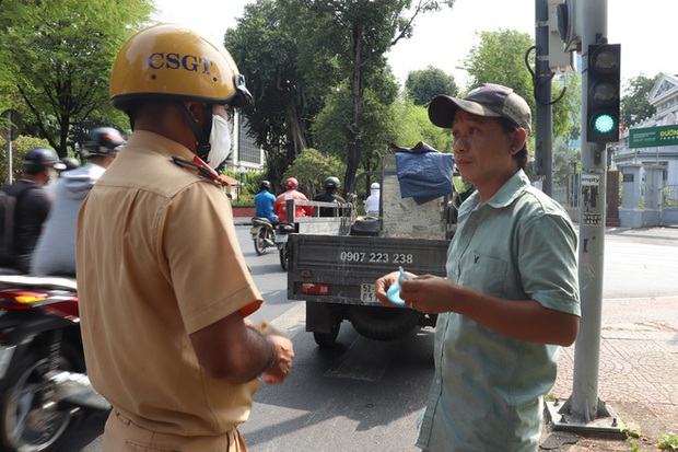 Gọi người nhà đến đưa giấy tờ, kết quả cả 2 xe cùng bị CSGT tạm giữ - Ảnh 3. Gọi người nhà đến đưa giấy tờ, kết quả cả 2 xe cùng bị CSGT tạm giữ - Ảnh 3.