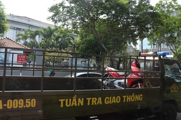Gọi người nhà đến đưa giấy tờ, kết quả cả 2 xe cùng bị CSGT tạm giữ - Ảnh 4. Gọi người nhà đến đưa giấy tờ, kết quả cả 2 xe cùng bị CSGT tạm giữ - Ảnh 4.