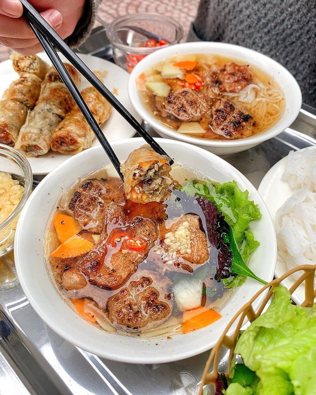 Báo Pháp gọi Hà Nội là “ngôi đền của những món ăn đường phố” - Ảnh 2.