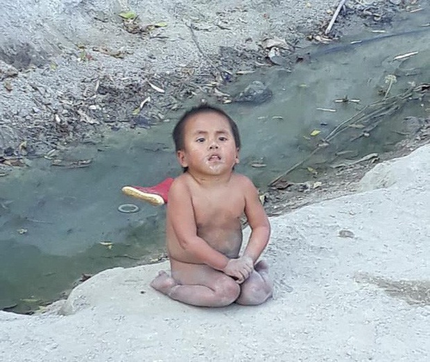 Hình ảnh mới nhất của em bé Mường Lát: Đã rất lớn và xinh xắn, chẳng thể nhận ra cô bé liệt 2 chân ngồi bên suối ngày nào - Ảnh 2.
