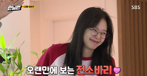 Jeon So Min chính thức trở lại Running Man sau khi nhập viện: Khoe mặt mộc, hạnh phúc vì được bạn trai tin đồn nấu ăn cho - Ảnh 3. Jeon So Min chính thức trở lại Running Man sau khi nhập viện: Khoe mặt mộc, hạnh phúc vì được bạn trai tin đồn nấu ăn cho - Ảnh 3.