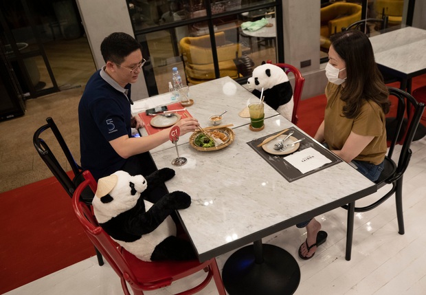 Sợ thực khách cô đơn trong mùa dịch, nhà hàng Việt nghĩ ra tuyệt chiêu hay ho khiến nhiều trang báo quốc tế đồng loạt đưa tin - Ảnh 3.