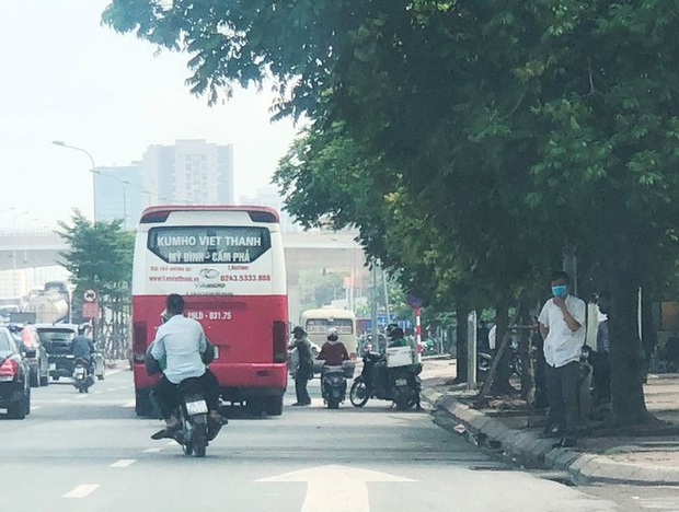 Xe khách rùa bò ở Hà Nội bỏ chạy khi bị kiểm tra - Ảnh 11.