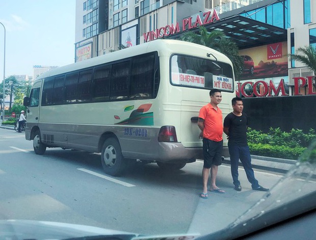Xe khách rùa bò ở Hà Nội bỏ chạy khi bị kiểm tra - Ảnh 4.