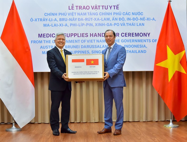 Việt Nam hỗ trợ trang thiết bị y tế cho 8 nước đang bị dịch Covid-19 - Ảnh 4.