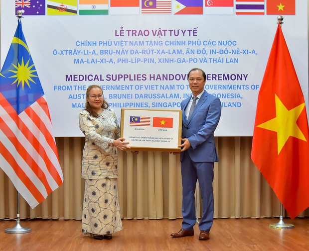Việt Nam hỗ trợ trang thiết bị y tế cho 8 nước đang bị dịch Covid-19 - Ảnh 5.