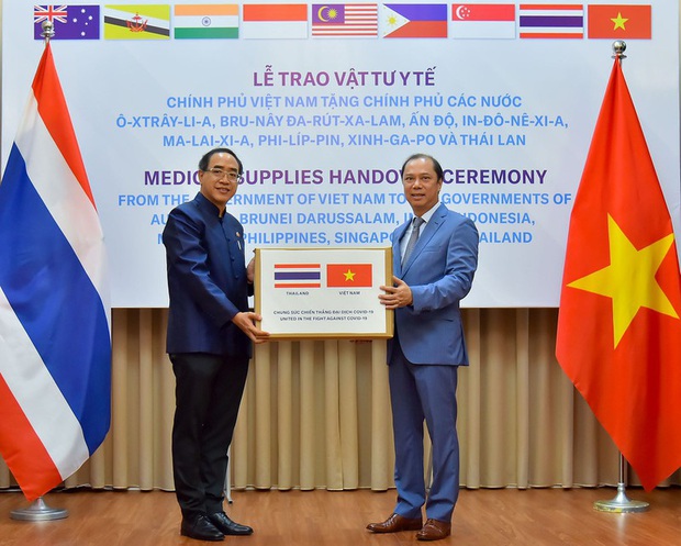 Việt Nam hỗ trợ trang thiết bị y tế cho 8 nước đang bị dịch Covid-19 - Ảnh 7.