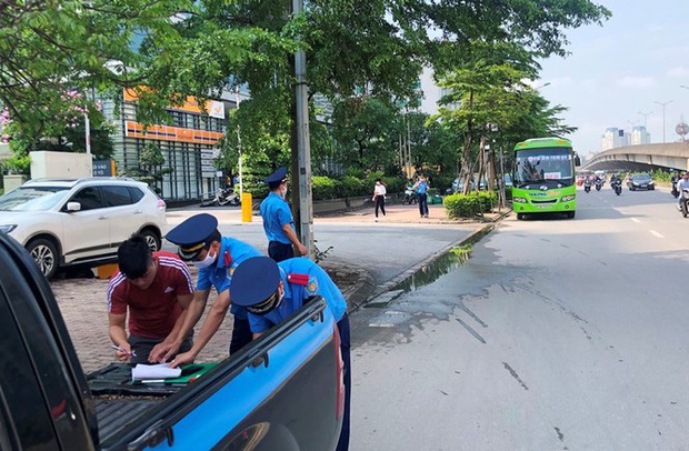 Xe khách rùa bò ở Hà Nội bỏ chạy khi bị kiểm tra - Ảnh 9.