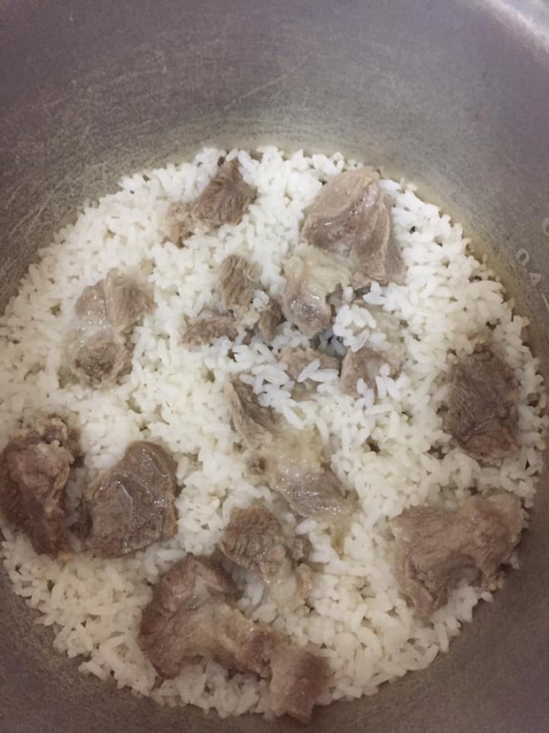 Chia sẻ cách nấu cơm tiện hấp luôn thịt cho đỡ phải rửa nồi, anh chàng bị dân tình cảnh báo “có ngày sẽ đổ cả nồi” vì một lý do đáng sợ - Ảnh 2. Chia sẻ cách nấu cơm tiện hấp luôn thịt cho đỡ phải rửa nồi, anh chàng bị dân tình cảnh báo “có ngày sẽ đổ cả nồi” vì một lý do đáng sợ - Ảnh 2.