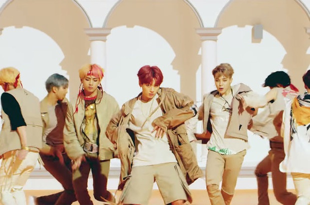 Cùng là vũ đạo đồng hồ: IU chỉ dùng tay, SNSD và TWICE đông dân tạo hình cầu kỳ còn GOT7 lăn lê bò toài nằm hẳn ra đất cho đẹp mắt! - Ảnh 1.