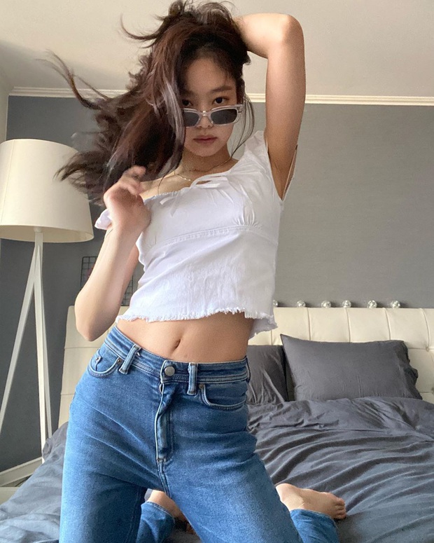 Nửa đêm Jennie (BLACKPINK) spam cả BST ảnh, rinh 25 triệu like: Thay 101 bộ đồ hiệu, selfie lăn lộn trên giường, sốc vì body - Ảnh 9.