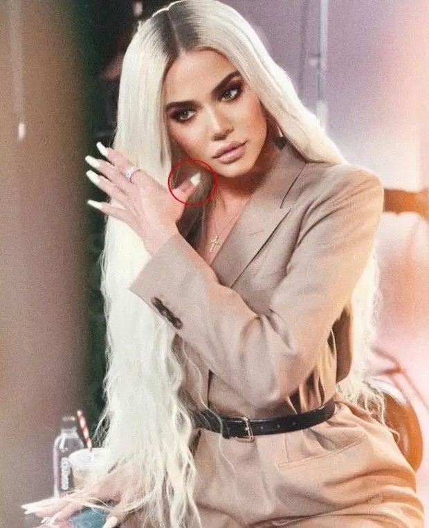 Những lần chị em nhà Kardashian bị “vạch trần” PTS hỏng: Tranh cãi vì độ thật của body triệu người mơ, sốc nhất hình 6 ngón tay - Ảnh 8.