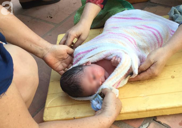 Tây Ninh: Thương tâm bé gái bị bỏ rơi trong bao đựng gạo ở nghĩa địa, kiến cắn sưng đỏ người - Ảnh 2.