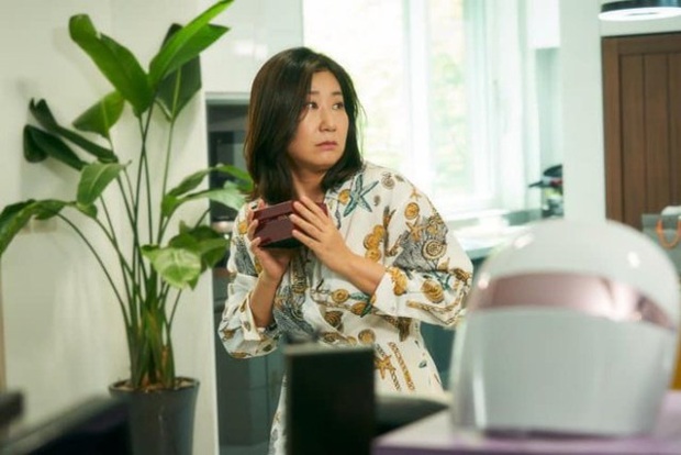 Review BÀ HOÀNG NÓI DỐI: Phim hài hay xuất sắc của quý bà da báo và bà ngoại quốc dân xứ Hàn - Ảnh 4.