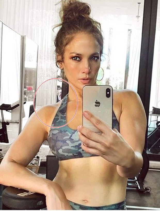 Bức ảnh khiến cả MXH rùng mình: Jennifer Lopez khoe ảnh body, người đàn ông bí ẩn như bị bịt mồm bỗng lấp ló sau lưng - Ảnh 2.