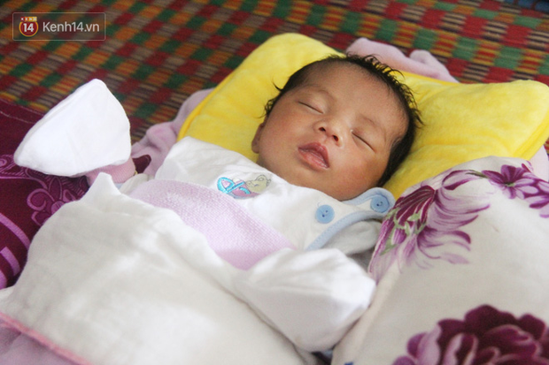 Vợ mất trên bàn mổ khi vừa sinh con gái, chồng chết lặng ôm 2 con khờ dại: Con bé cứ hỏi chừng nào mẹ mới dậy chơi với em - Ảnh 6. Vợ mất trên bàn mổ khi vừa sinh con gái, chồng chết lặng ôm 2 con khờ dại: Con bé cứ hỏi chừng nào mẹ mới dậy chơi với em - Ảnh 6.