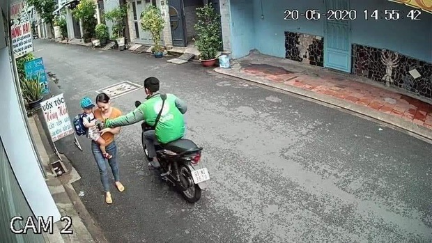 Hình Phạt Nào Dành Cho Tài Xế Grabbike Cướp Giật điện Thoại Của Người Mẹ đang Bồng Con Nhỏ 6028