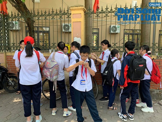 Trường khoá cửa lớp, học sinh Hà Nội đội nắng 40 độ chờ phụ huynh đến đón - Ảnh 3.