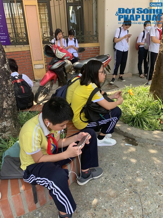 Trường khoá cửa lớp, học sinh Hà Nội đội nắng 40 độ chờ phụ huynh đến đón - Ảnh 4.