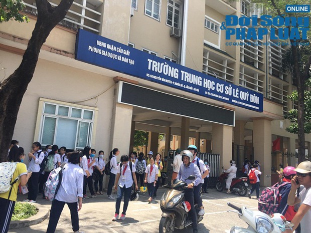 Trường khoá cửa lớp, học sinh Hà Nội đội nắng 40 độ chờ phụ huynh đến đón - Ảnh 5.