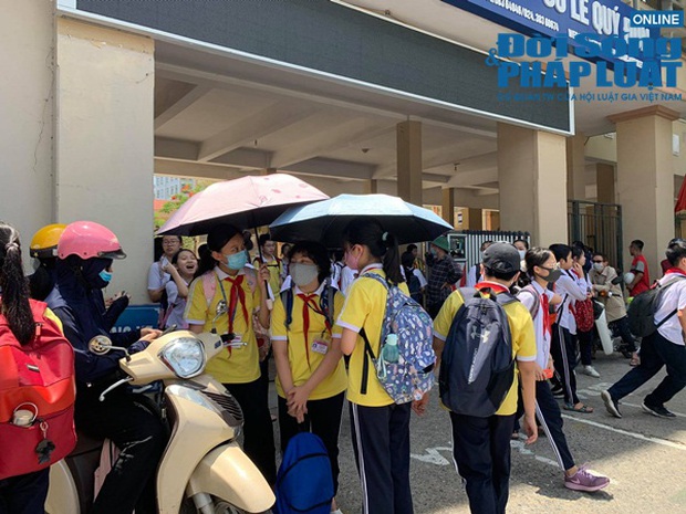 Trường khoá cửa lớp, học sinh Hà Nội đội nắng 40 độ chờ phụ huynh đến đón - Ảnh 6.