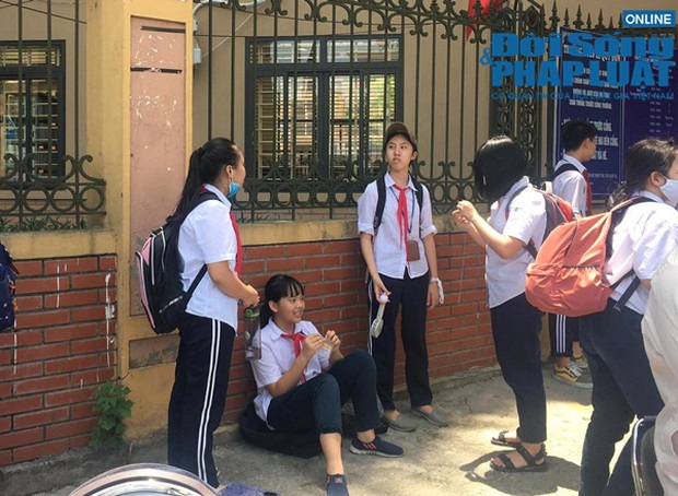 Trường khoá cửa lớp, học sinh Hà Nội đội nắng 40 độ chờ phụ huynh đến đón - Ảnh 1.