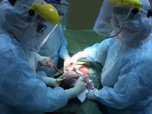 Phẫu thuật mổ lấy thai cho sản phụ ngay tại khu cách ly - Ảnh 1.
