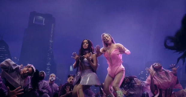 HOT: Nửa đêm, Lady Gaga rủ Ariana Grande tắm mưa rồi nhảy flashmob xoay vòng trên nền nhạc cực bốc nhưng xem MV chỉ toàn thấy BLACKPINK? - Ảnh 9.