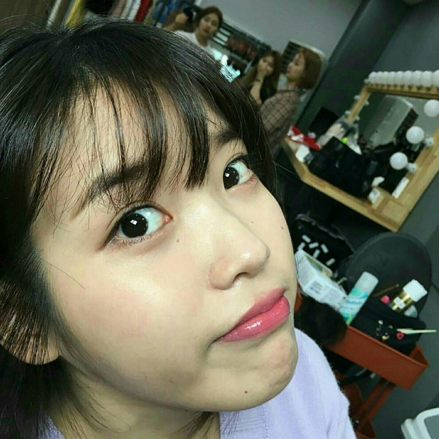 Hiếm idol nữ nào selfie mà đạt đến độ đẹp điên đảo như IU, kéo đến hình siêu zoom lồ lộ làn da và đường nét mới choáng - Ảnh 11.