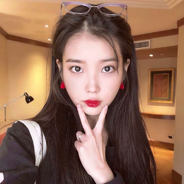 Hiếm idol nữ nào selfie mà đạt đến độ đẹp điên đảo như IU, kéo đến hình siêu zoom lồ lộ làn da và đường nét mới choáng - Ảnh 4.