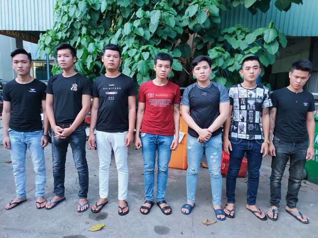 Nhóm thanh niên cầm dao đuổi chém người dã man vì mâu thuẫn tiền bạc - Ảnh 2. Nhóm thanh niên cầm dao đuổi chém người dã man vì mâu thuẫn tiền bạc - Ảnh 2.