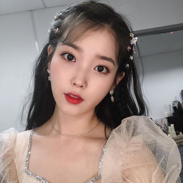 Hiếm idol nữ nào selfie mà đạt đến độ đẹp điên đảo như IU, kéo đến hình siêu zoom lồ lộ làn da và đường nét mới choáng - Ảnh 3.